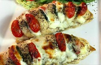 Poulet «hasselback» farci de mozzarella, tomates et basilic